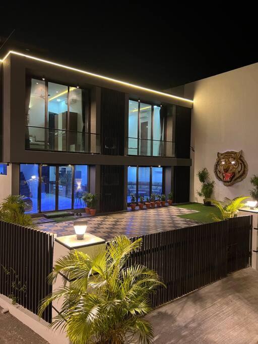 Stayhaven Starmount 4Bhk & Pool 뭄바이 외부 사진